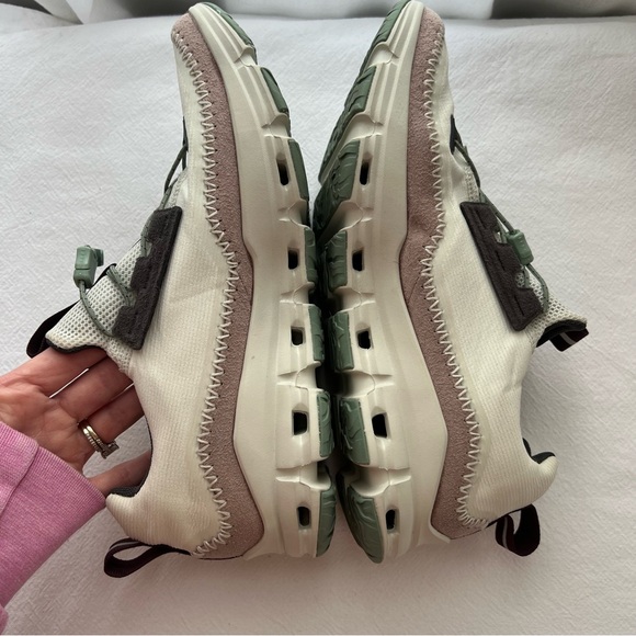 ON Cloudaway Hiking Sneaker - Picture 6 of 13